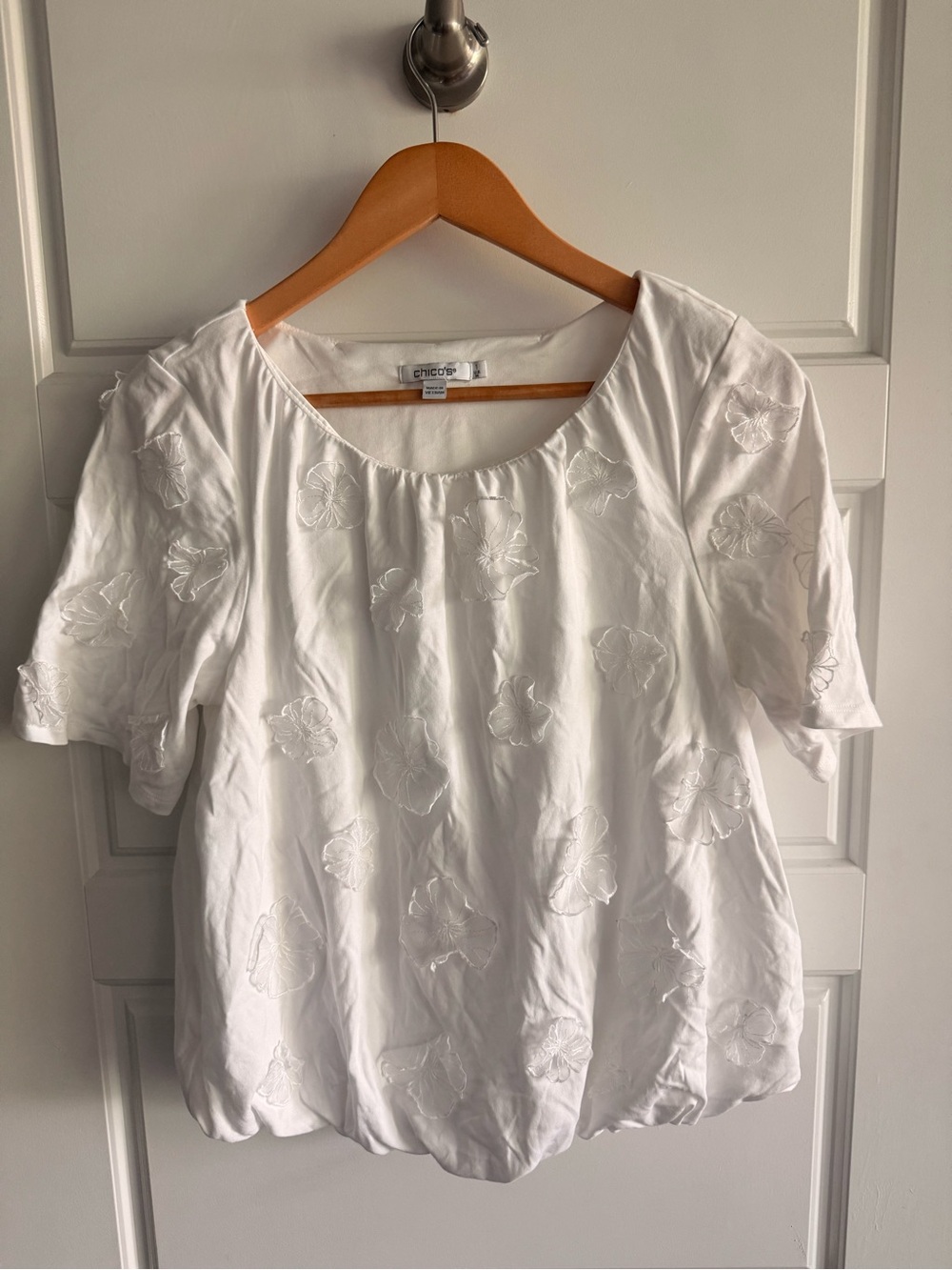 Chico's White Floral  Embroidered Scoop Neck Bubble Hem Blouse Size: 1